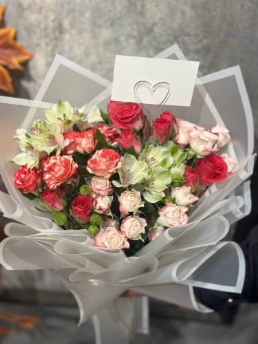 باقة ورد بتشكيلة منوعة من الورود الفاخرة