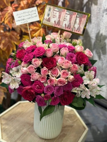 فازة ورد بيضاء بتشكيلة منوّعة من الورود بألوان متن...