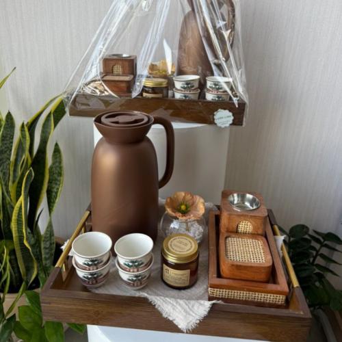 هدية رمضانية ( صينية من الخشب والمعدن وترمس وعدد 4...
