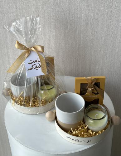 هدية عيد ( تشوكليت من ليفو - شمعه - كوب ) في صينية