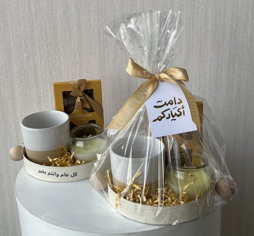 هدية عيد ( تشوكليت من ليفو - شمعه - كوب ) في صينية