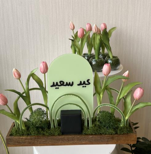 ستاند استقبال عيد مع ٦ فازات ورد التوليب الصناعي م...
