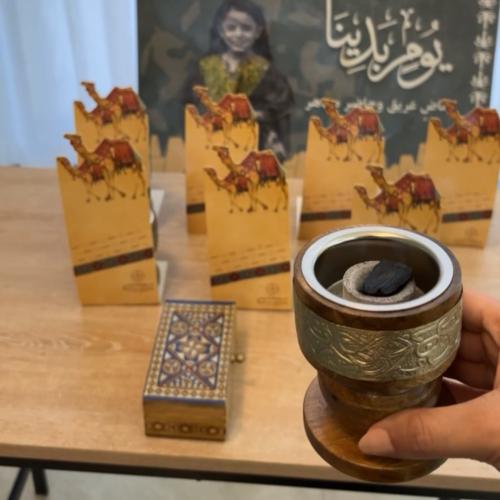 مبخرة خشب ونحاس بنقوش عربيه مع بكج يوم التأسيس