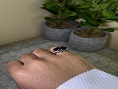 خاتم فضة ملكي اسود معرّق بنقش جانبي مميز
