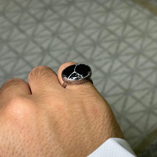 خاتم فضة ملكي اسود معرّق بنقش جانبي مميز