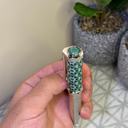 قلم سري سداسي كحلي واخضر بنقش مميز