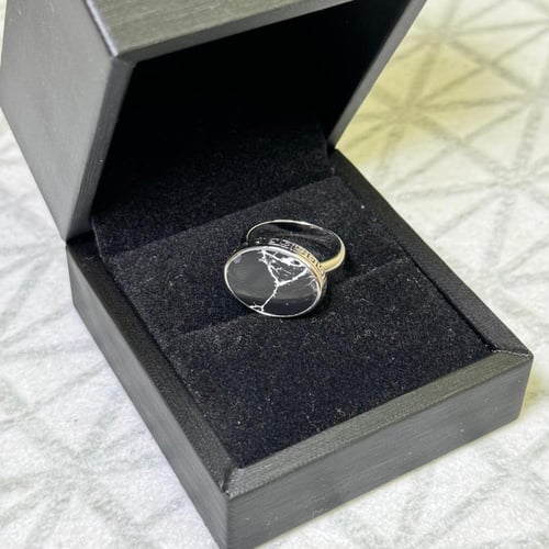 خاتم فضة ملكي اسود معرّق بنقش جانبي مميز