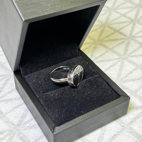 خاتم فضة ملكي اسود معرّق بنقش جانبي مميز