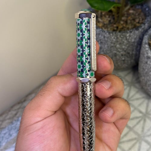 قلم سري سداسي كحلي واخضر بنقش مميز