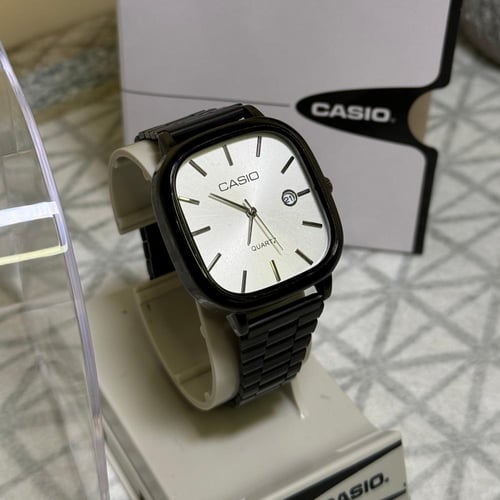 ساعة كاسيو سوداء بميناء ابيض