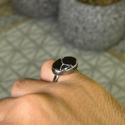 خاتم فضة ملكي اسود معرّق بنقش جانبي مميز
