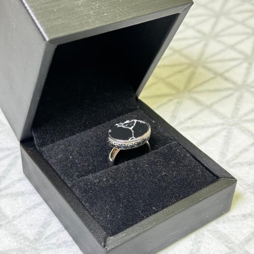 خاتم فضة ملكي اسود معرّق بنقش جانبي مميز