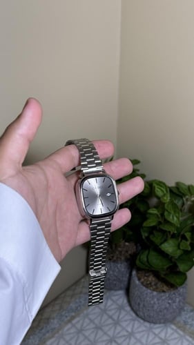 ساعة كاسيو فضي وميناء رمادي