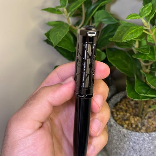 قلم سري سداسي اسود بياقوتة زرقاء