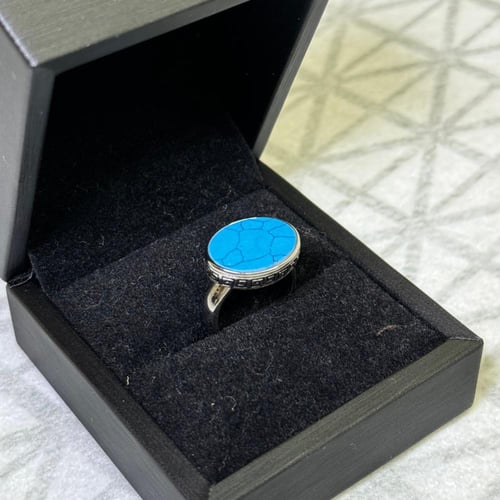 خاتم فضة ملكي سماوي معرّق بنقش جانبي مميز