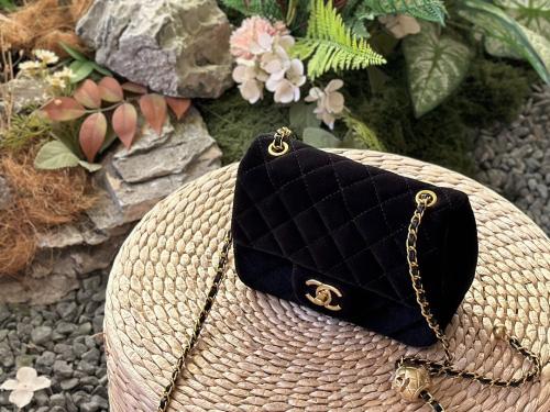 شنطة شانيل مخمل