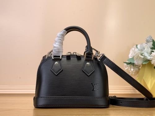 شنطة لوي فيتون