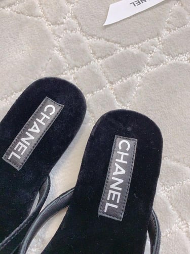 Velvet flip flops -سليبر مخمل من شانيل