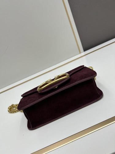 شنطة ڤالنتينو مخمل