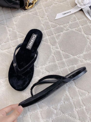 Velvet flip flops -سليبر مخمل من شانيل