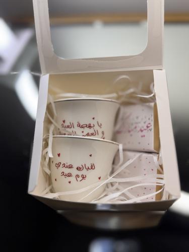 Box of mugs and chocolate (two pieces)