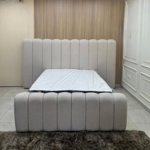 سرير ريزا الفندقي بقماش بوكليه