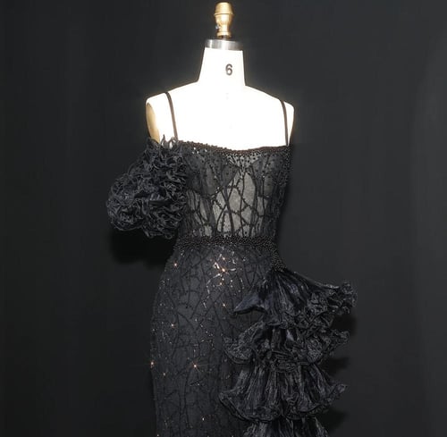 فستان سهرة فاخر مع طبقات جانبية من سمارا بوتيك-E85