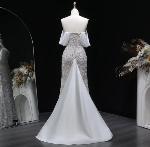 فستان سهرة ناعم باللون البرغندي أو الأبيض عاري الأ...