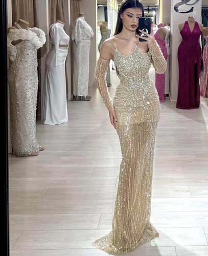 فستان أعراس فاخر مع أكمام منفصلة و شال ريش من سمار...