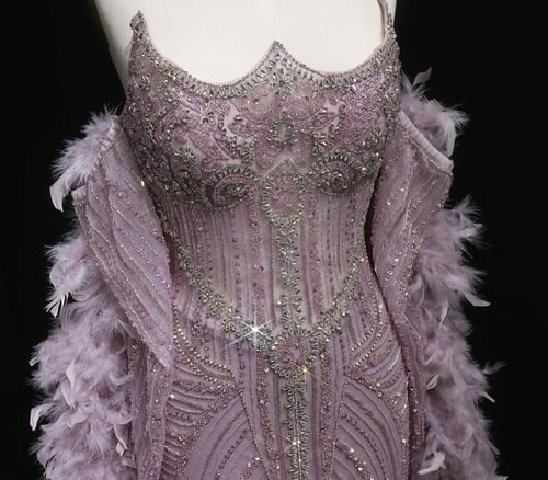 فستان أعراس فاخر مع أكمام منفصلة و شال ريش من سمار...