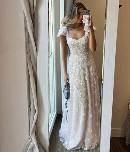 فستان ملكة راقي مع ورود ثلاثية الأبعاد من سمارا بو...