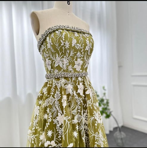 فستان ملكة بطبعات ورود لون زيتوني فاخر من سمارا بو...