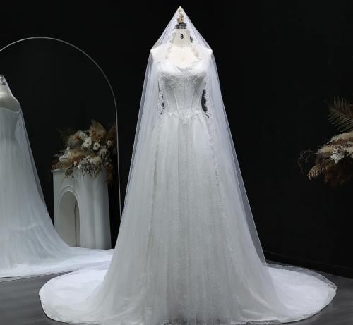 فستان زفاف فاخر من الدانتيل مع الطرحة من سمارا بوت...