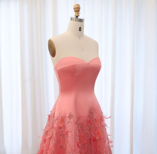 فستان ملكة فاخر من سمارا بوتيك-مع ورود ثلاثية الأب...