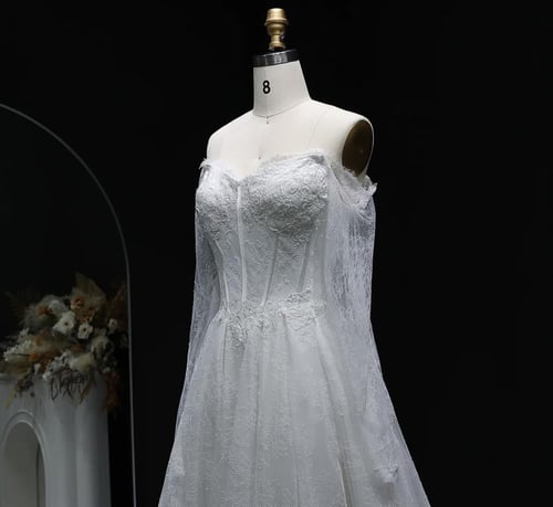 فستان زفاف فاخر من الدانتيل مع الطرحة من سمارا بوت...