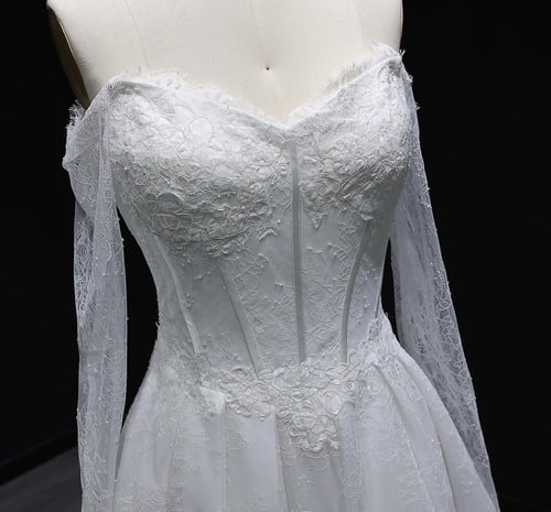 فستان زفاف فاخر من الدانتيل مع الطرحة من سمارا بوت...