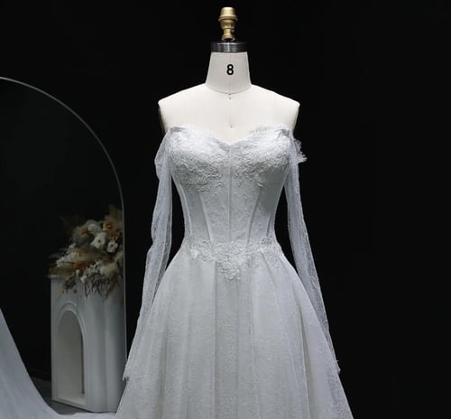 فستان زفاف فاخر من الدانتيل مع الطرحة من سمارا بوت...