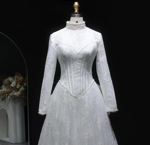 فستان زفاف فاخر من الدانتيل مع أكمام طويلة