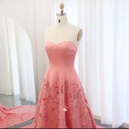 فستان ملكة فاخر من سمارا بوتيك-مع ورود ثلاثية الأب...