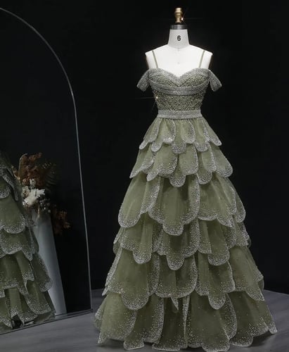 فستان خطوبة زيتوني مع طبقات التل من سمارا بوتيك