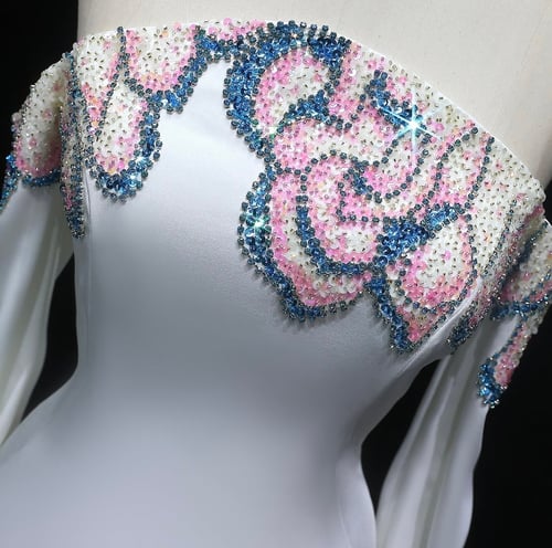 فستان ناعم مع تطريز فراشة اعلى الصدر من سمارا بوتي...