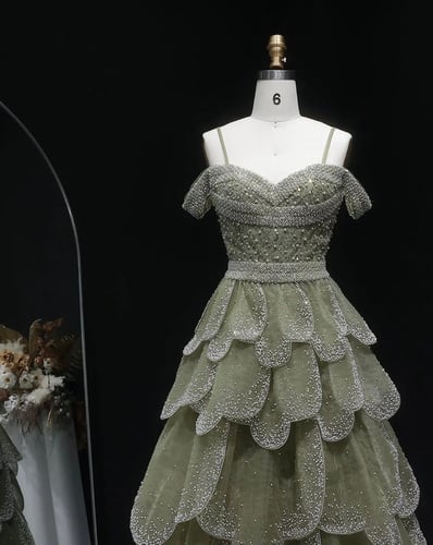 فستان خطوبة زيتوني مع طبقات التل من سمارا بوتيك