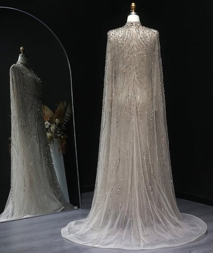 فستان أعراس فاخر بأكمام الكيب الطويلة من سمارا بوت...