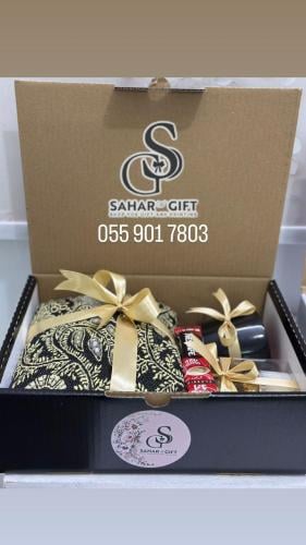 الشال الكشميري (أسود وذهبي)