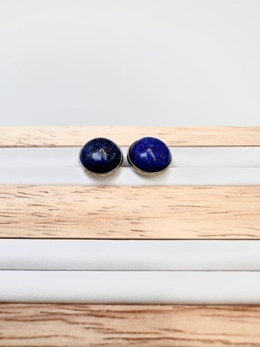 حلق من حجر اللازورد الطبيعي الكريم .