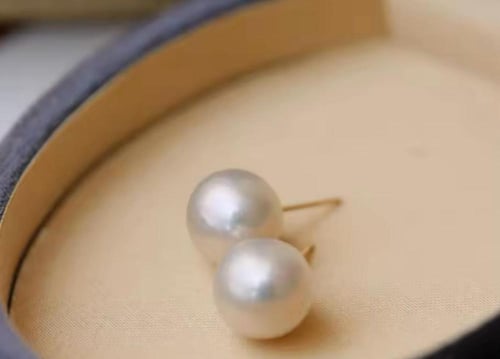 حلق ذهبي من اللؤلؤ الطبيعي .