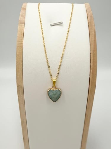 تعليقه القلب الأمازوني الكريم مع سلسال ذهبي .