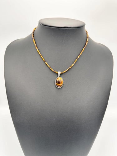 عقد وتعليقه حجر عين النمر الكريم الطبيعي .