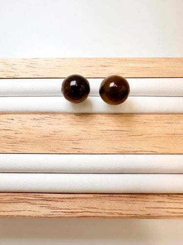 حلق من حجر عين النمر الأصفر الطبيعي الكريم .