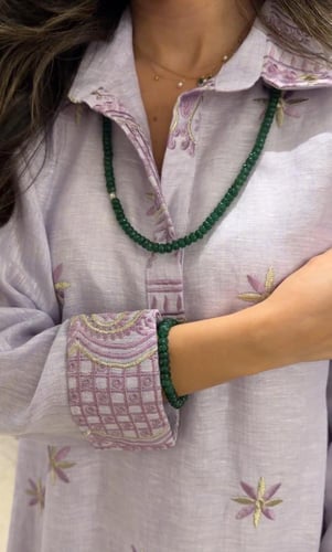 عقد حجر اليشب الأخضر المضلع الطبيعي .